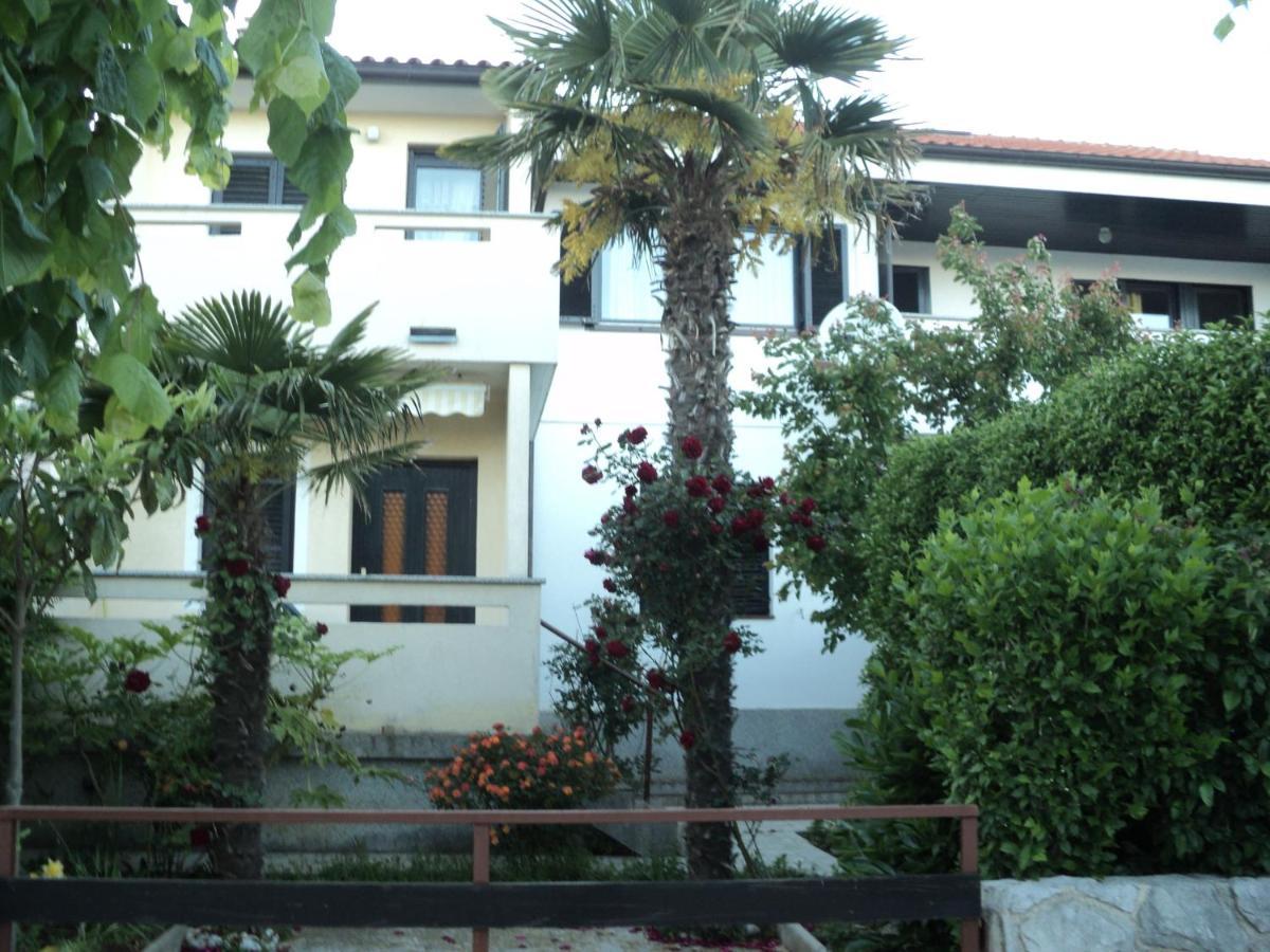 Apartments Nevenka Krk Town Exterior foto